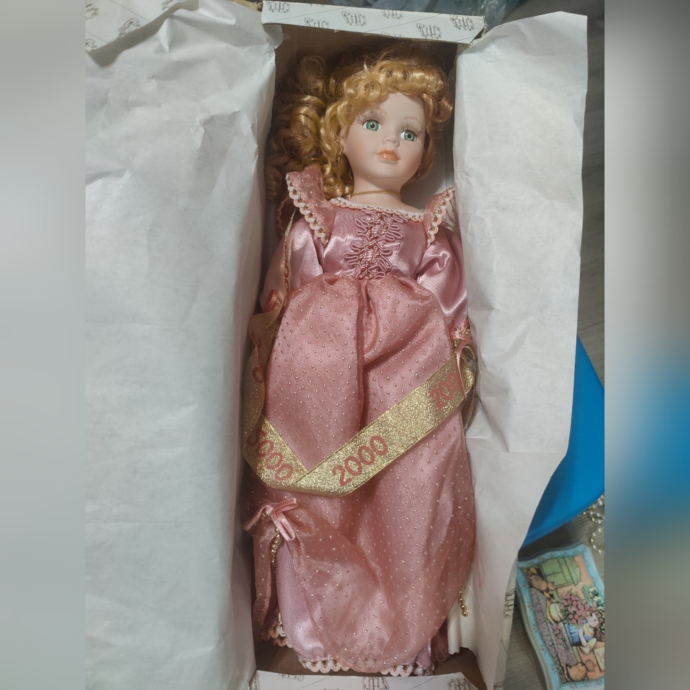 Heritage Signature Collection 2000 Millennium Porcelain Doll Crystal #12228 Mint